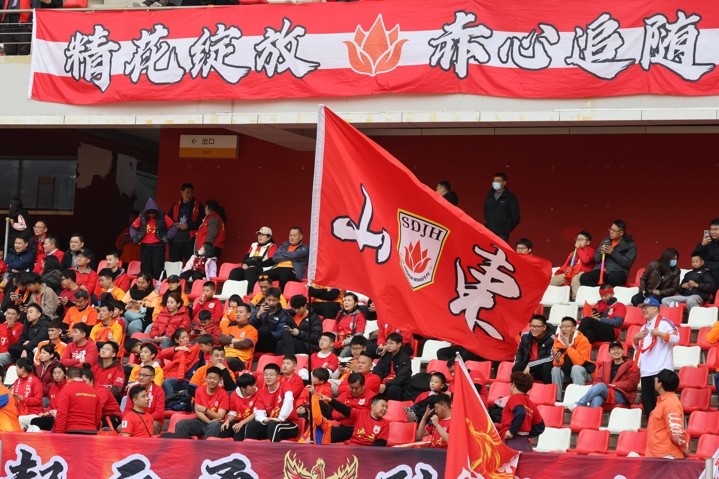 主場上萬名球迷的吶喊助威，給山東體彩女足征戰(zhàn)女超增添了能量與動力